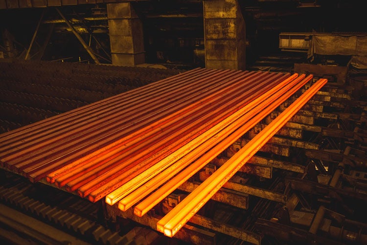 Material en forma de barra en cinta transportadora planta siderúrgica