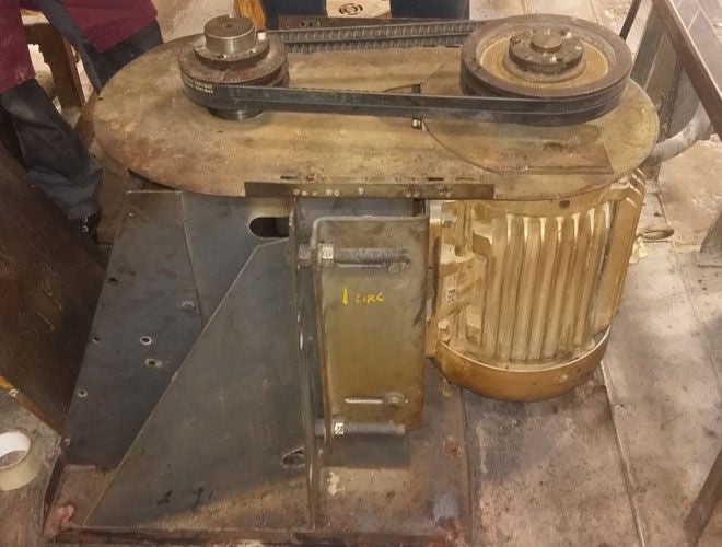 Vue extérieure du ventilateur de recirculation du four à entraînement par courroie.