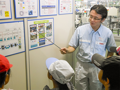 夏休み 親子工場見学会の様子