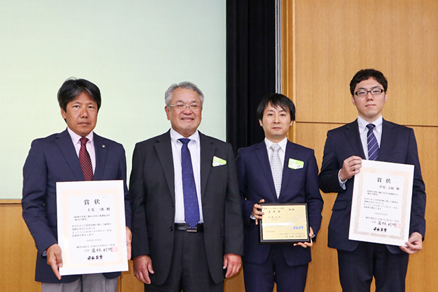 左から二人目:日本トライボロジー学会会長 香川大学 若林利明先生/NSK社員は(左から)、上光、佐藤、伏見